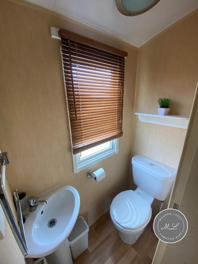 Coral Beach - Row 73 Van 2, Central Heating, Wifi, Bed Linen - Meadow Lakes Caravan & Lodge Hire Інголдмеллс Екстер'єр фото